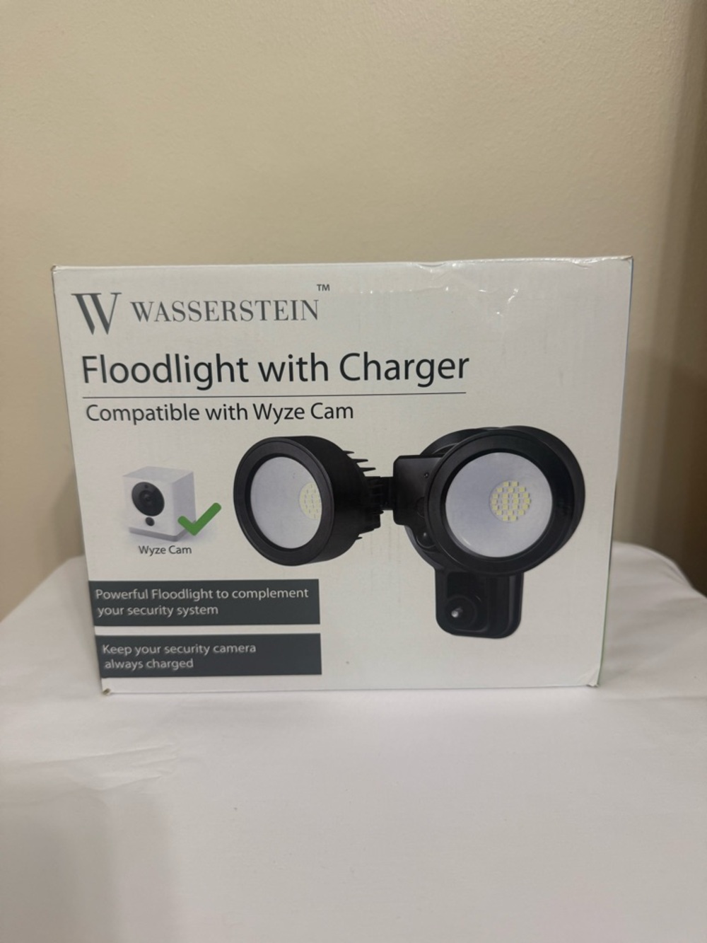 Wasserstein 3-in-1 Floodlight & Charger, Outdoor Case for Wyze Cam - White
